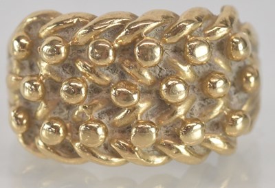 Lot 1279 - A 9ct gold ring with rope effect top, size K,...