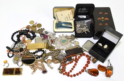 Lot 1596 - A small collection of costume jewellery to...