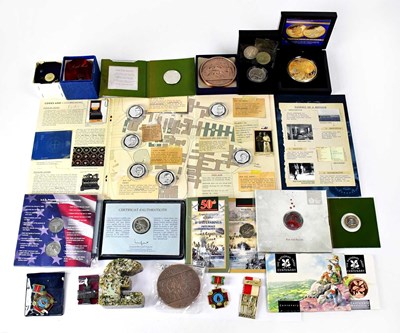 Lot 978 - A mixed lot of coins and collectors' items, to...