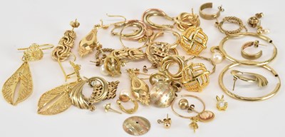 Lot 1195 - A quantity of gold and gold coloured metal...