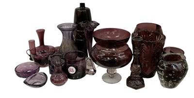 Lot 692 - A collection of approximately twenty pieces of...