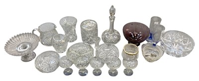 Lot 698 - A small quantity of cut and crystal glassware,...