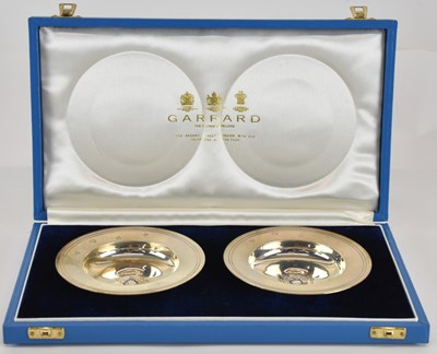 Lot 1127 - GARRARD & CO LTD; a cased pair of modern...