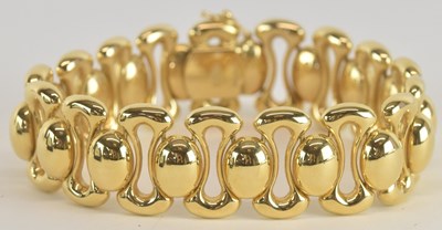 Lot 1570 - A stylish 18ct yellow gold chunky bracelet,...
