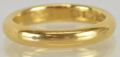 Lot 1234 - A 22ct yellow gold wedding band, size K,...