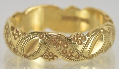 Lot 1254 - An 18ct yellow gold wedding band, with...