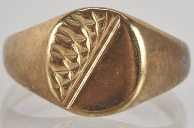 Lot 1346 - A 9ct yellow gold signet ring, size R, approx...