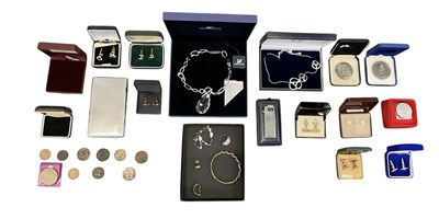 Lot 1640 - A small quantity of assorted costume jewellery...