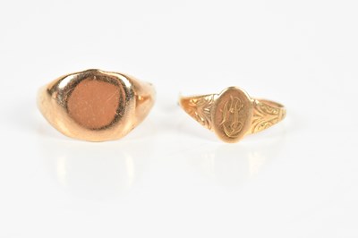 Lot 142 - A yellow metal signet ring, stamped 9c, size S,...