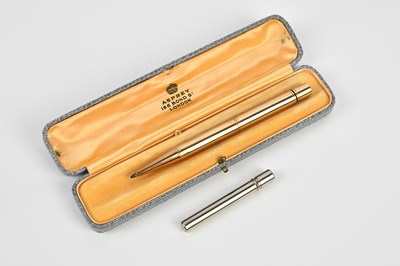 Lot 6 - BAKER'S POINTER; a 9ct yellow gold propelling...