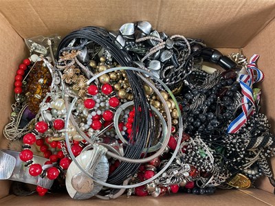 Lot 595 - A large collection of costume jewellery...
