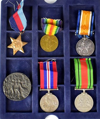 Lot 509 - A small quantity of medals comprising a WWI...