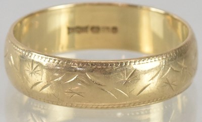 Lot 1349 - A 9ct gold band ring with patterned finish,...