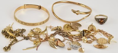 Lot 1208 - A mixed selection of gold, gold plated and...