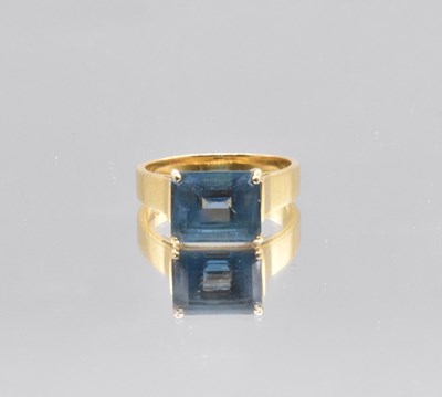 Lot 462 - An 18ct yellow gold London blue topaz ring,...