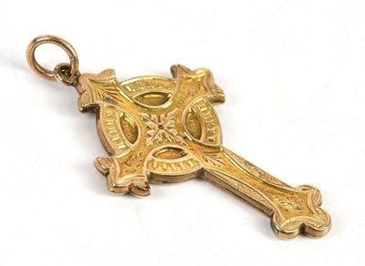 Lot 400 - A 9ct yellow gold Celtic cross, approx. 2.6g.