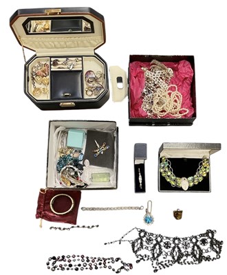 Lot 1641 - A quantity of assorted costume jewellery,...