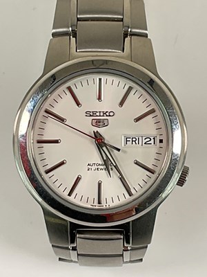 Lot 635 - SEIKO; a gentleman's stainless steel automatic...