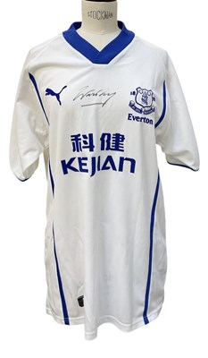 Lot 475 - A 2003/04 Everton away shirt, bearing...