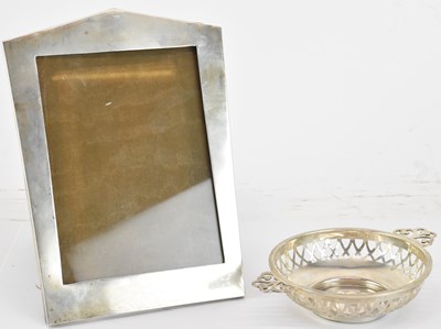 Lot 1139 - SNYDER & BEDDOES; a George V hallmarked silver...