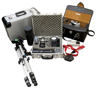 Lot 422 - A quantity of cameras and camera equipment,...