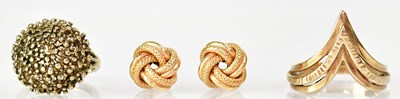 Lot 937 - A 9ct yellow gold chevron ring, size R, a...
