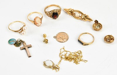 Lot 10 - A 9ct yellow gold part textured signet ring,...