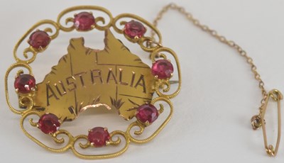 Lot 1556 - A 9ct yellow gold garnet set 'Australia'...
