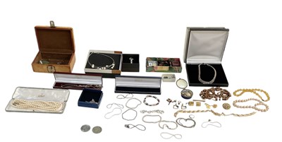 Lot 1642 - A quantity of assorted costume jewellery,...