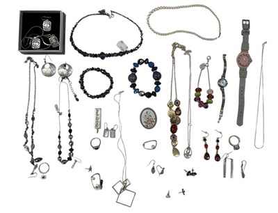 Lot 1665 - A small quantity of costume jewellery...