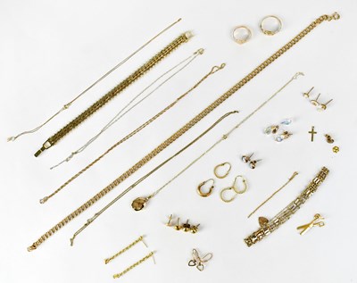 Lot 931 - A group of 9ct yellow gold jewellery, to...
