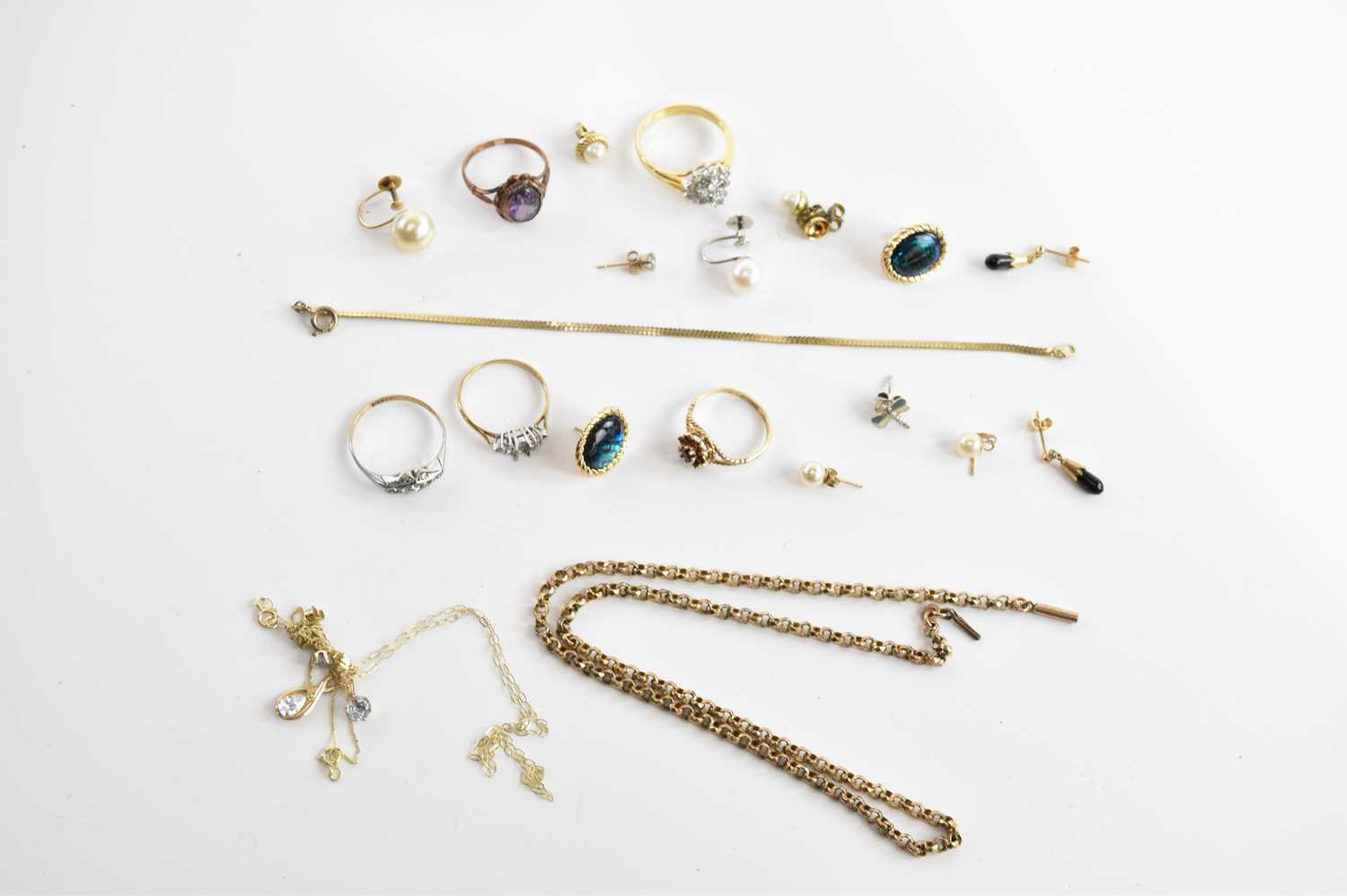 Lot 4 - A small group of 9ct yellow gold and yellow...