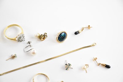 Lot 4 - A small group of 9ct yellow gold and yellow...