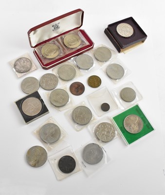Lot 1421 - A small group of coins including commemorative...