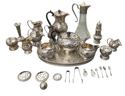 Lot 1015 - A quantity of various silver plated items,...