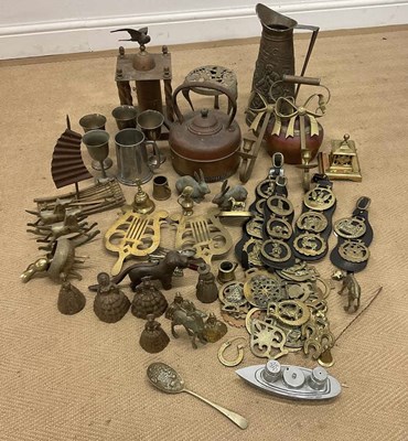 Lot 183 - A quantity of copper, brass, and pewter items,...