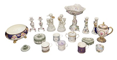 Lot 633 - A collection of eighteen pieces of sundry...