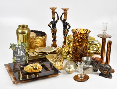 Lot 1299 - A group of decorative wares including...