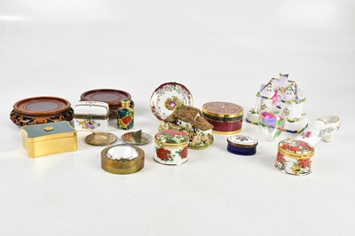 Lot 1334 - A mixed lot of decorative items including...