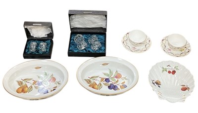Lot 657 - ROYAL WORCESTER; a cased pair of teacups and...