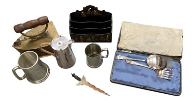 Lot 352 - A group of mixed collectables comprising a...