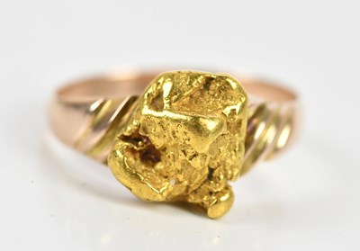 Lot 119 - A yellow metal nugget set ring, size P,...