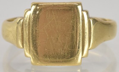Lot 1260 - An 18ct gold Art Deco style signet ring, size...