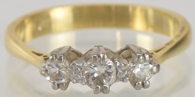 Lot 1284 - An 18ct gold three stone diamond set ring,...
