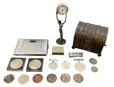 Lot 353 - A group of collectables including a cigarette...