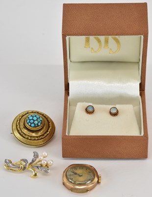 Lot 1506 - A 9ct gold brooch in the form of a bouquet of...