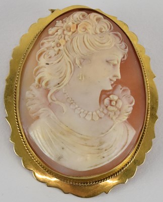 Lot 1565 - A large early 20th century oval cameo brooch,...