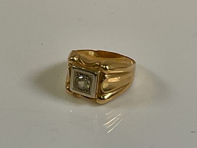 Lot 565 - A yellow metal signet ring, with recessed...