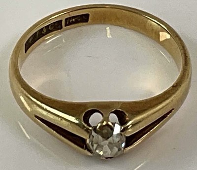 Lot 379 - An 18ct yellow gold single stone diamond ring,...