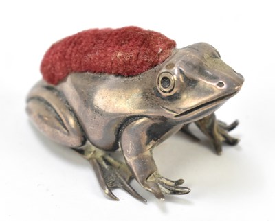 Lot 1107 - An Edwardian hallmarked silver pin cushion modelled as a frog